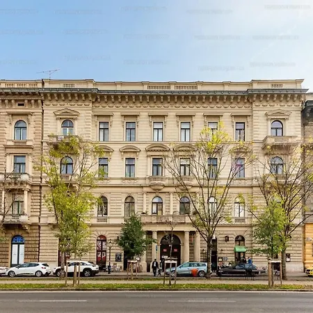 Brand New Sunny On Andrassy Street Διαμέρισμα *